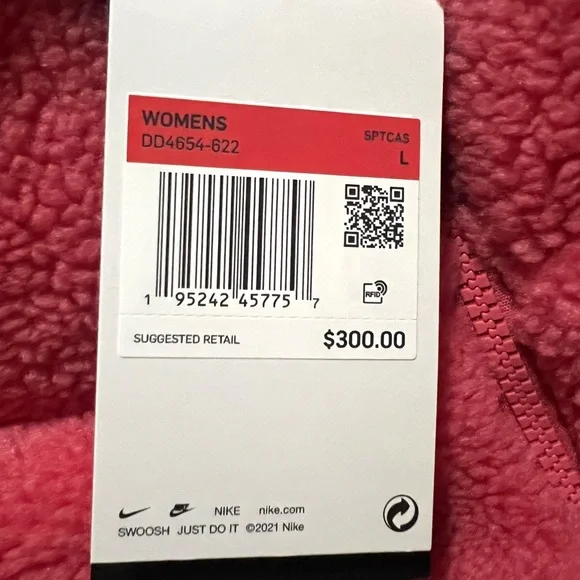 Nike Women’s Therma Fit Sherpa Puffer Loose Fit Jacket - Picture 15 of 16